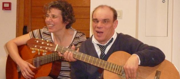 Marie-Emmanuelle et Georges à la guitare